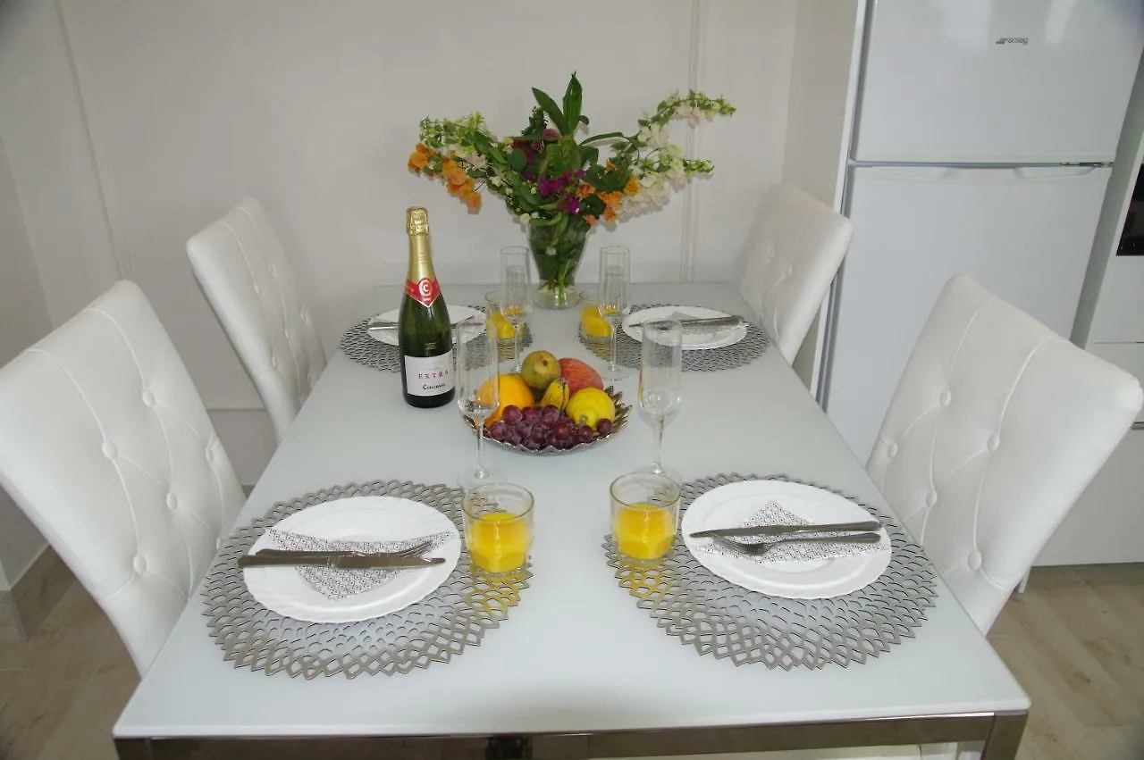 Sunny Apartment Colina Blanca 아데제